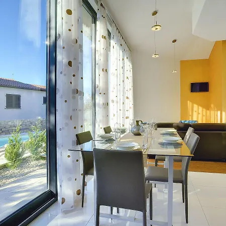 Ferienhaus Holiday Yo-yo Pula